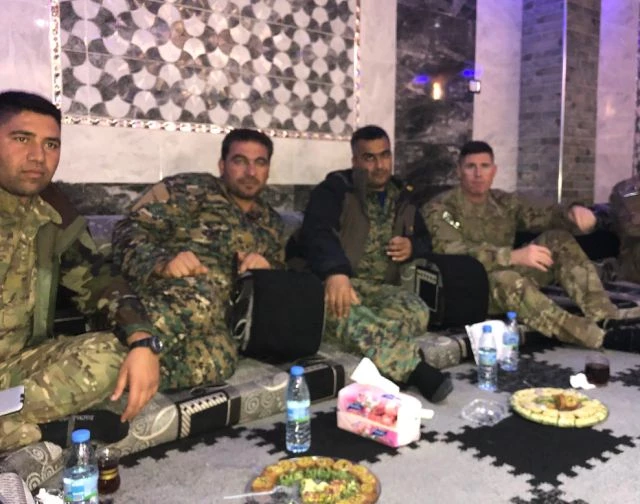 Oι εικόνες που τρομάζουν την Τουρκία: Μυστική συνάντηση Αμερικανών & Κούρδων στη Συρία – Oυρλιάζει ο Ακάρ – Τον «γράφει» η Ουάσιγκτον